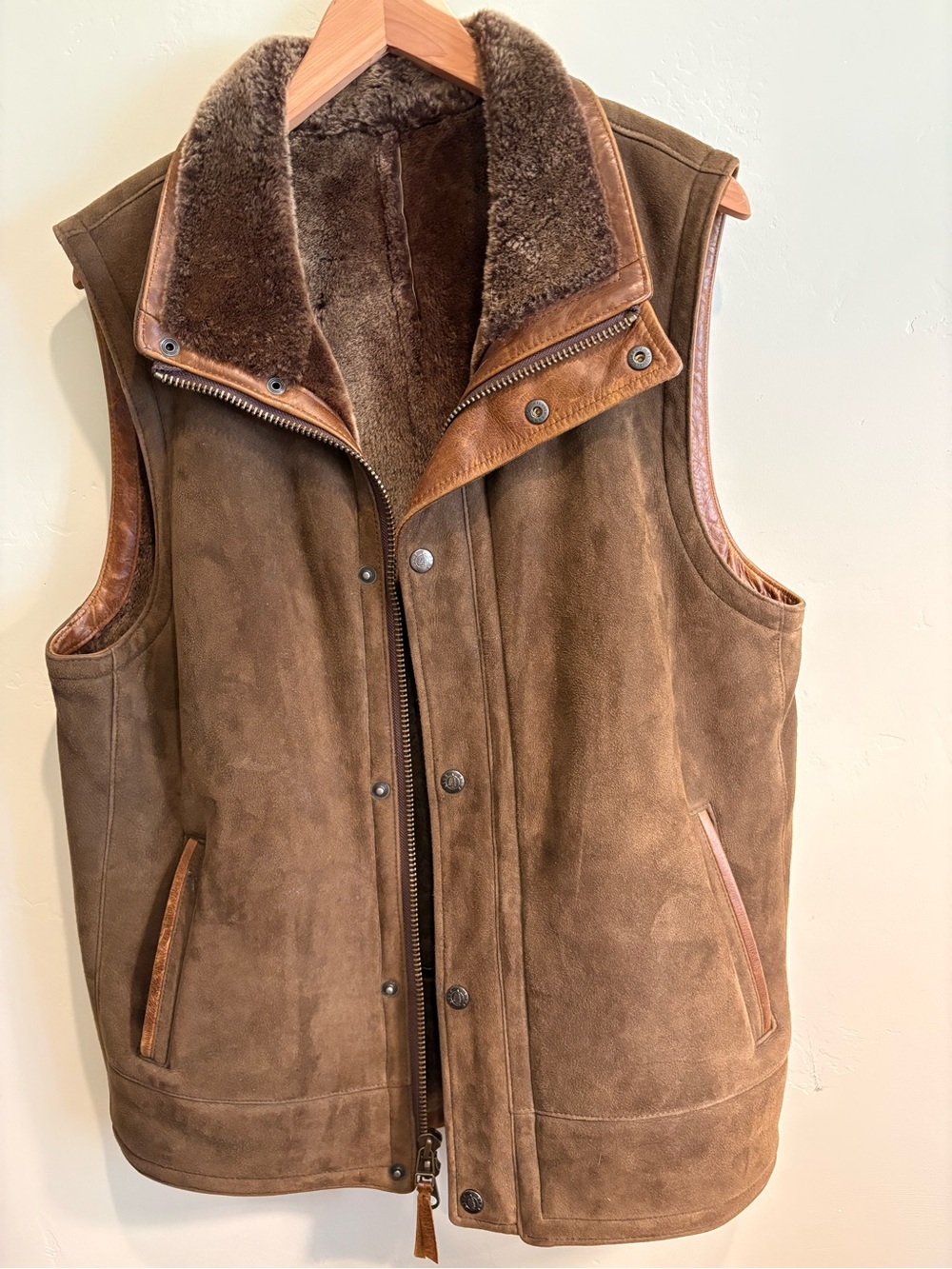 Lone Pine suede, leather and shearling vest.
Mountain western wearSz40.